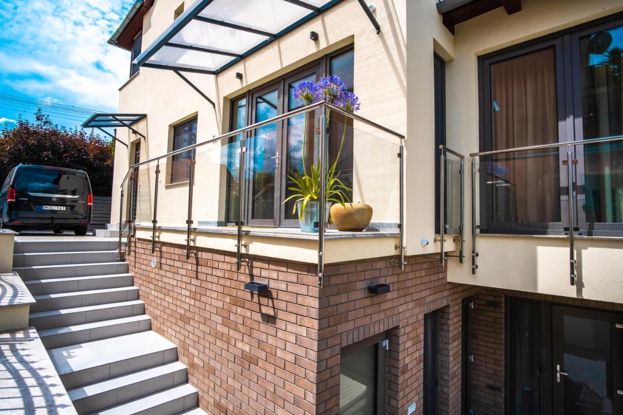 Kiss-Henezi Guest House Keszthely Bagian luar foto